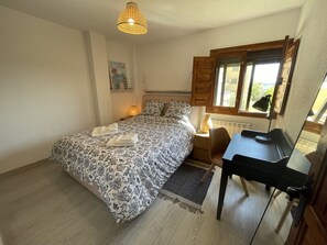 2 Schlafzimmer, Schreibtisch, Bügeleisen/Bügelbrett, kostenloses WLAN