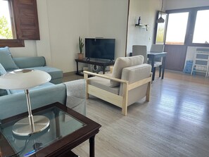 Televisor intel·ligent i llibres 