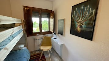 2 dormitoris, escriptori, planxa i posts de planxar i wifi gratuïta