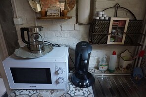 Habitació doble bàsica, 1 llit doble, no fumadors | Roba de llit d'alta qualitat, cortines opaques i wifi gratuïta 