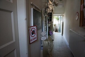 Interior entrance - De bezige Bij (Kerkrade)