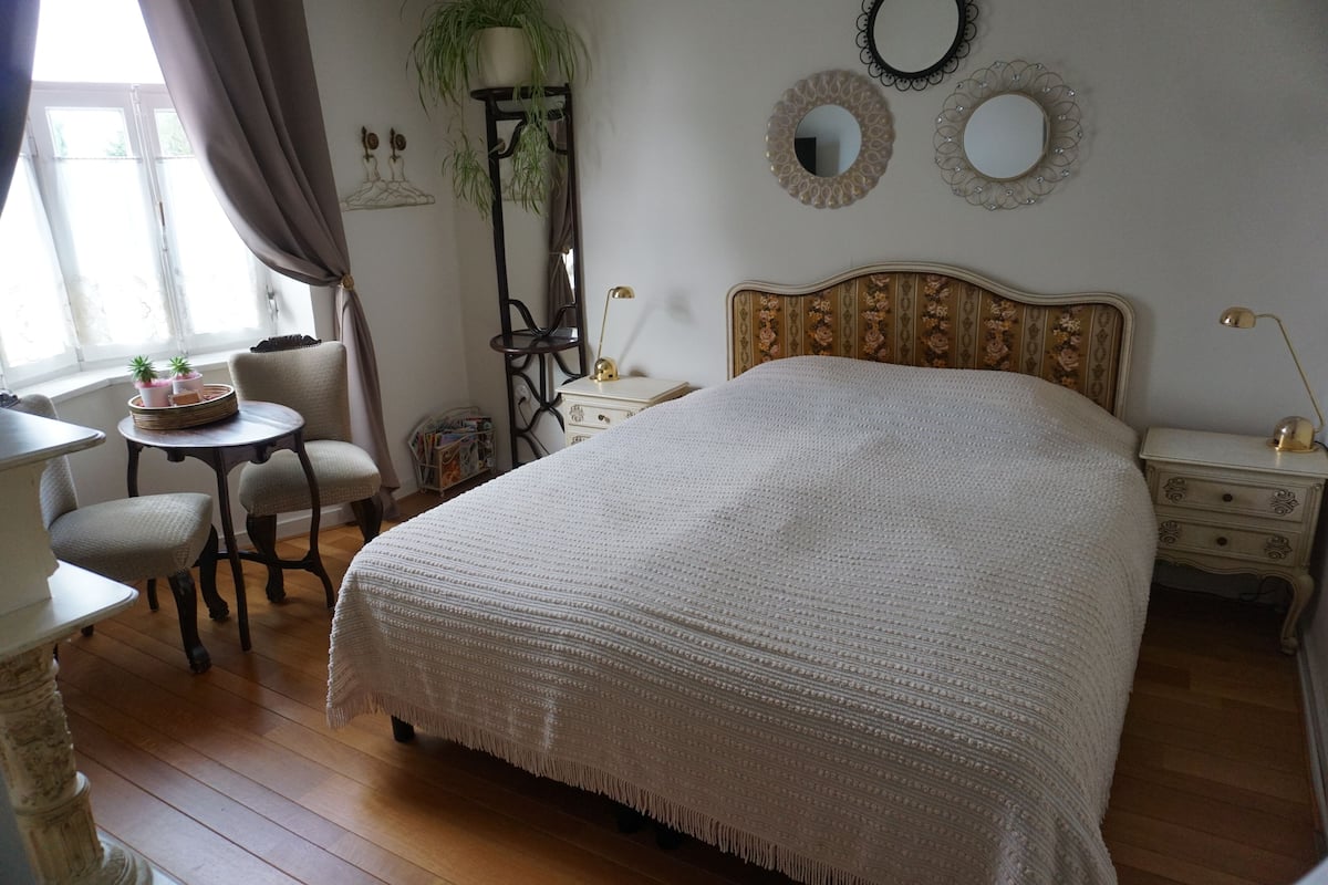 Deluxe-Doppelzimmer, 1 Queen-Bett, Nichtraucher | 1 Schlafzimmer, hochwertige Bettwaren, Verdunkelungsvorhänge