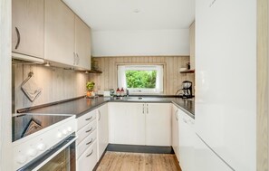 Køleskab, kogeplade, opvaskemaskine, kaffe-/temaskine