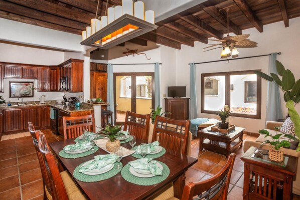 Dining - Gecko Getaway- a stone's throw from West Bay Beach (Roatan)