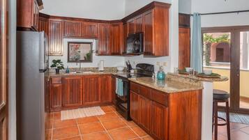 Refrigerador, microondas, parrilla de estufa y cafetera y tetera