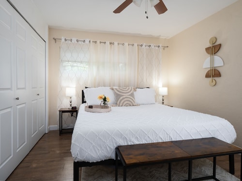 4 Bedroom Single Family home 5 mins to University!