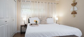 4 Bedroom Single Family home 5 mins to University!