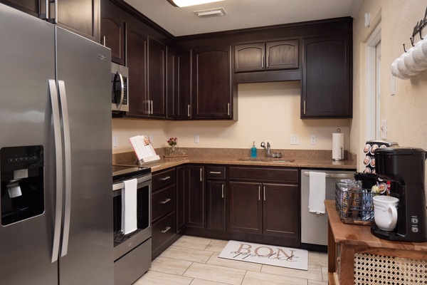 Kylskåp, mikrovågsugn, ugn och spishäll