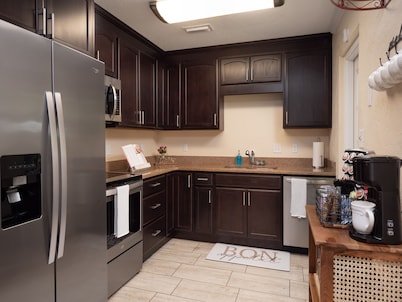 4 Bedroom Single Family home 5 mins to University!