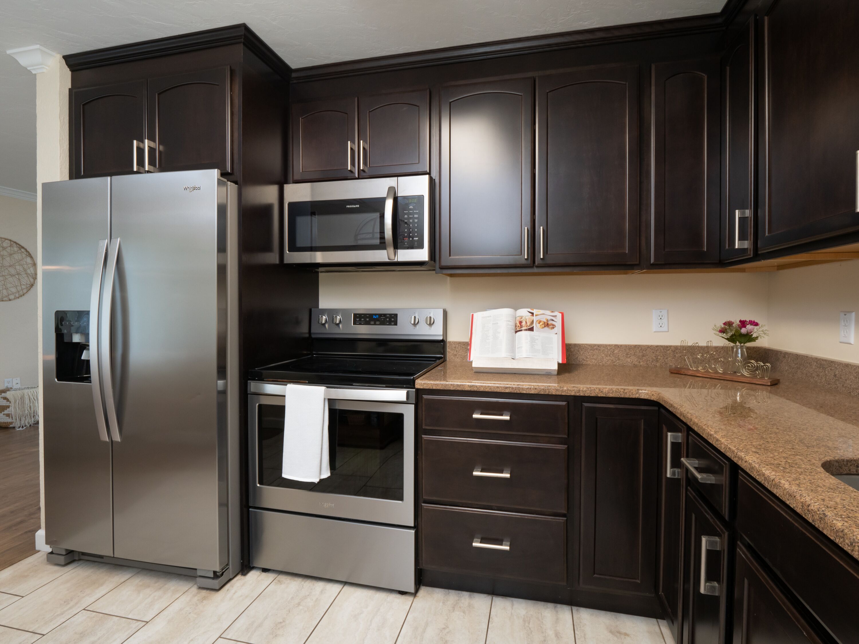 Kylskåp, mikrovågsugn, ugn och spishäll