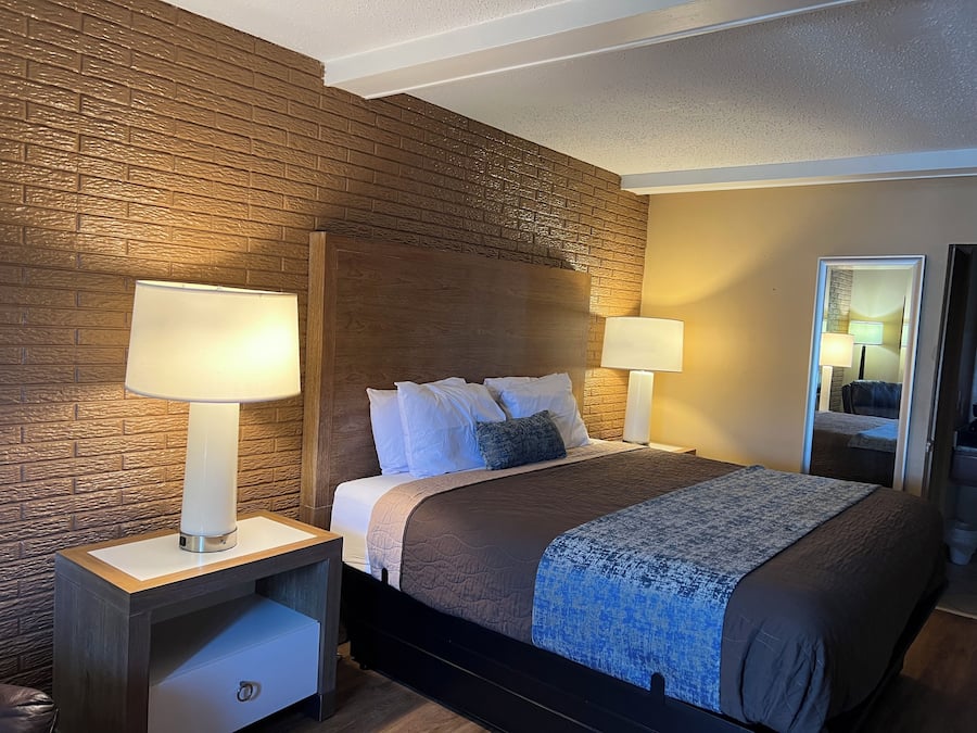 Basic Single Room | Down duvets, individually decorated, individually furnished, desk