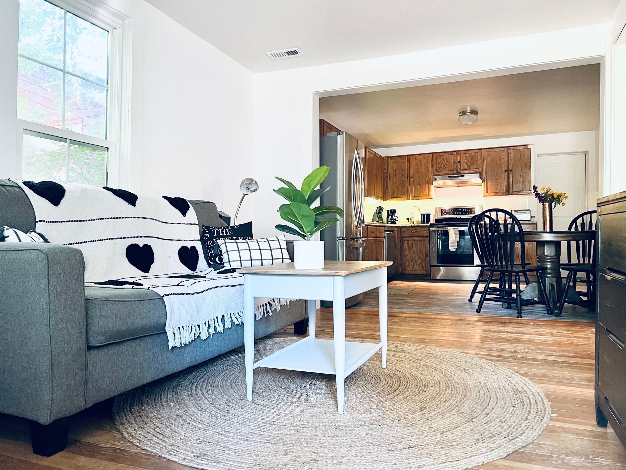 Cheerful, Urban Farmhouse Just A Few Steps From Downtown