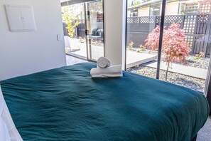 1 bedroom, soundproofing, free WiFi, bed sheets - The Green Room Maryburn Magic (Twizel)