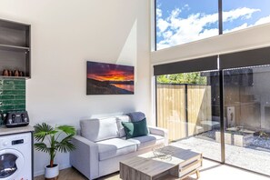 Smart TV - The Green Room Maryburn Magic (Twizel)