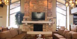 تلفزيون ذكي، مدفأة، مشغل دي في دي، كرة قدم الطاولة