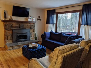 Smart TV, caminetto, lettore DVD, tavolo da calcetto