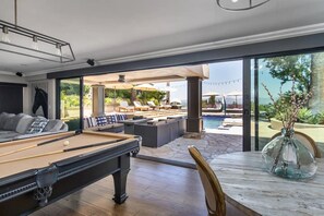 A pool area with lounge chairs and a pool table. - Gorgeous unique villa W/pool, spa & SWEEPING view (Los Angeles)