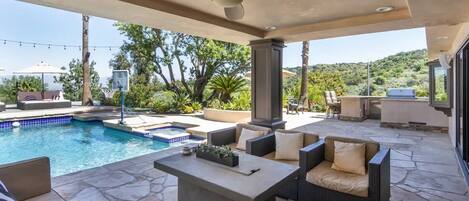 Una piscina al aire libre, una piscina climatizada