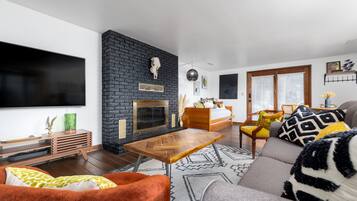 Smart TV, fireplace, books, stereo