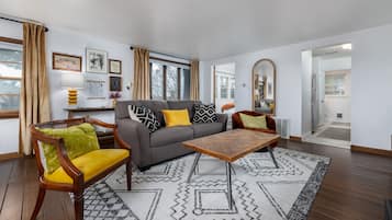 Smart TV, chimenea, libros y estéreo