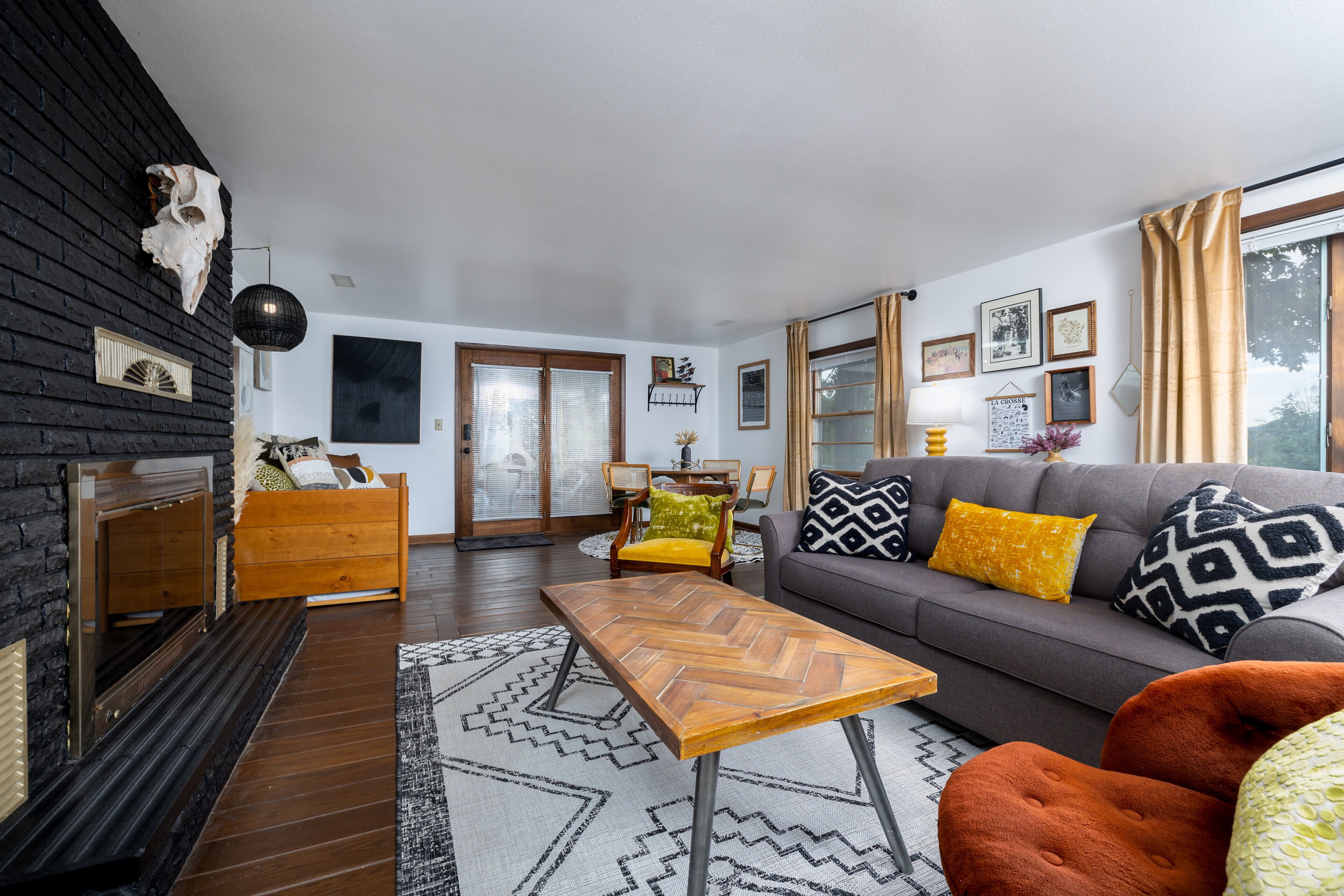 Smart TV, fireplace, books, stereo