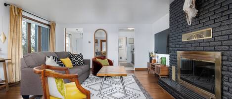 Smart TV, fireplace, books, stereo