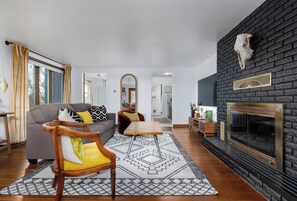 Smart TV, fireplace, books, stereo