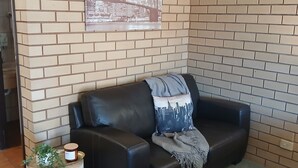 Room (Queen) | Reception - Birch Motel Tocumwal (Tocumwal)