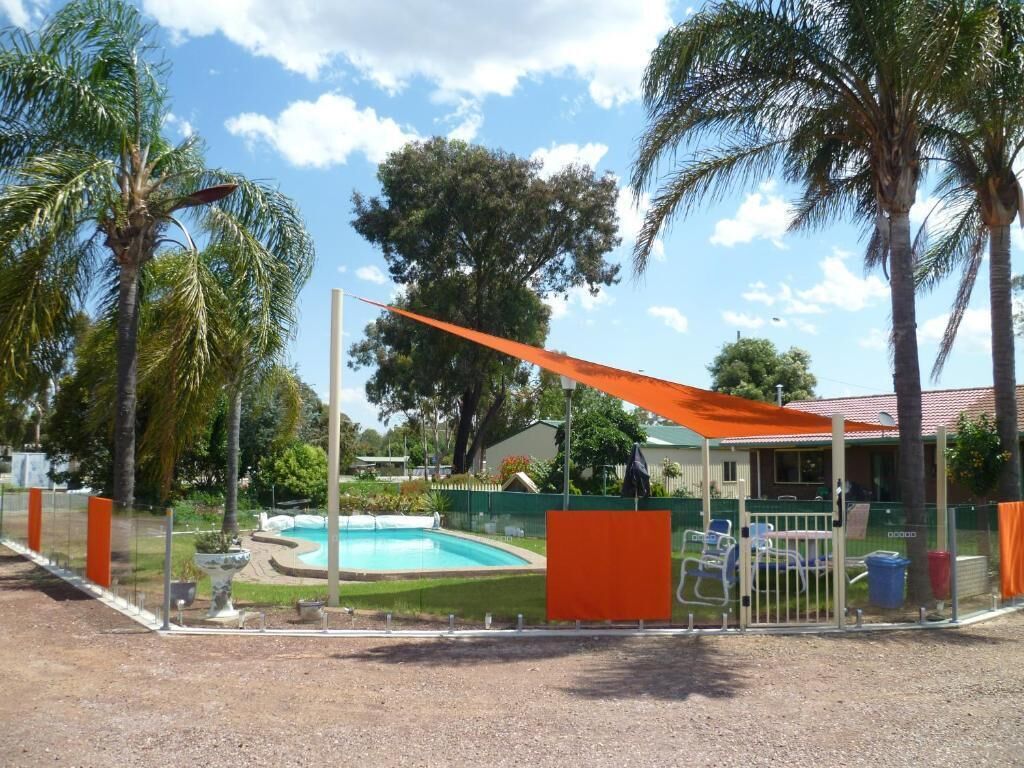 Piscina externa, espreguiçadeiras