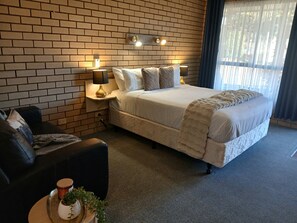 Room (Queen) | Bed sheets - Birch Motel Tocumwal (Tocumwal)