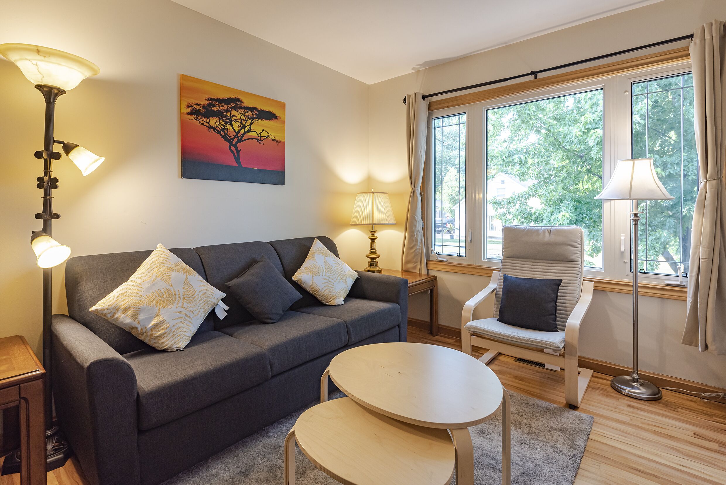 Cheerful and Cozy 5 bedrooms up to 13 guests Bungalow with Tesla Charger