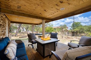 Terrace/patio - Lakeside Water View Haven: BOAT Rental, Catering & Babysitter (Canyon Lake)