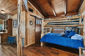 3 bedrooms, desk, iron/ironing board, free WiFi - Lakeside Water View Haven: BOAT Rental, Catering & Babysitter (Canyon Lake)