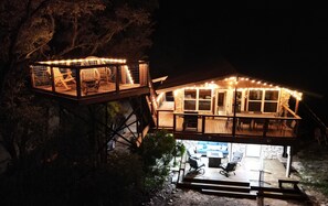 Outdoor dining - Lakeside Water View Haven: BOAT Rental, Catering & Babysitter (Canyon Lake)