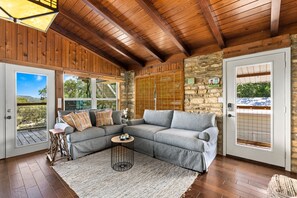 Smart TV, fireplace, books - Lakeside Water View Haven: BOAT Rental, Catering & Babysitter (Canyon Lake)