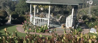 Private country cottage with gazebo and rose garden. Wineries nearby.