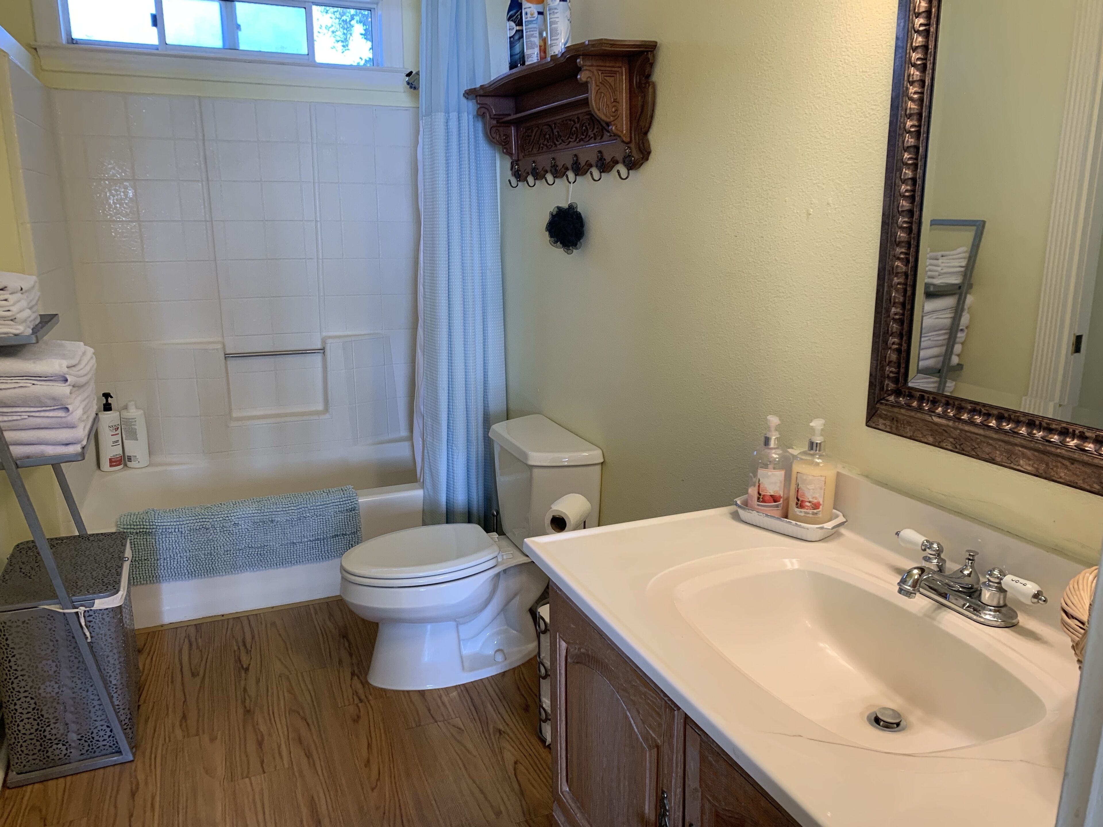 Private country cottage with gazebo and rose garden. Wineries nearby.