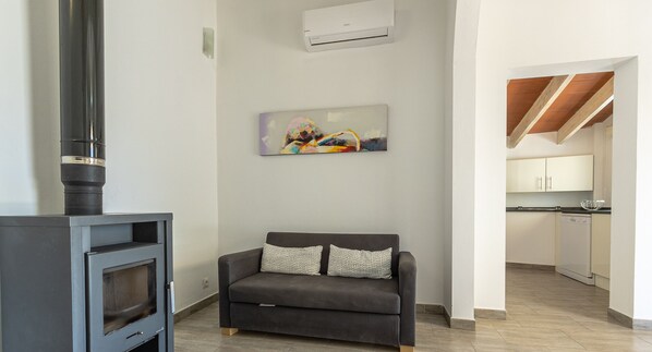 TV, fireplace