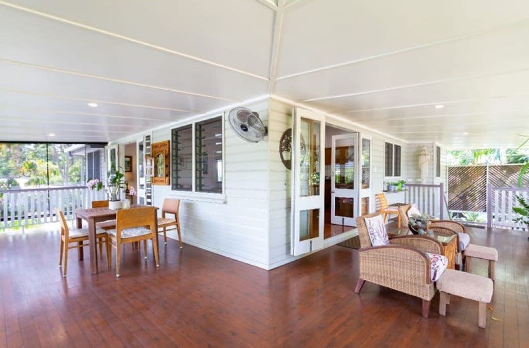 RELAXING STAY IN EDGE HILL, FULLY FURNISHED 2 BEDROOM TOP FLOOR OF QUEENSLANDER