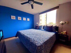 3 soverom, skrivebord, strykejern/-brett og reiseseng for barn