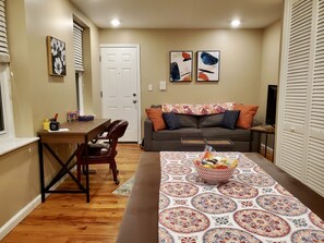 TV, books - Lovely 1 Bdr & 1Bth with Meal Prep Option (Philadelphia)