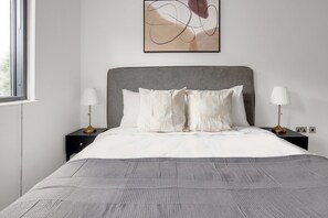 2 bedrooms, iron/ironing board, WiFi, bed sheets - Hip Islington 2BR w/ Day Porter & Balcony, nr Kings Cross, by Blueground (London)