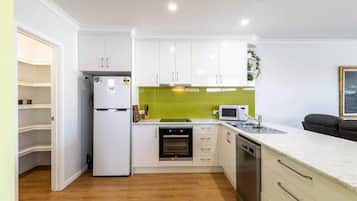 Geladeira, micro-ondas, fogão, cooktop