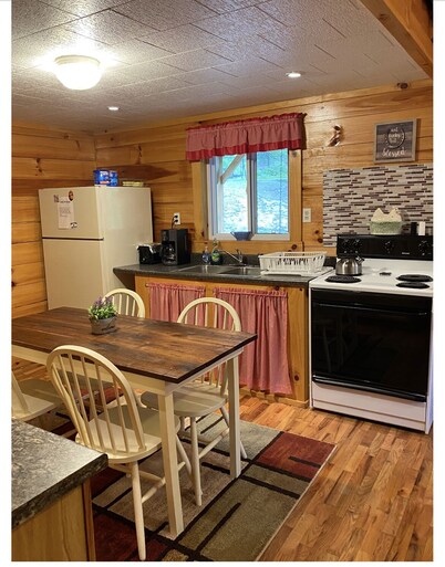 Cozy cabin with direct access to Spearhead’s Coal Canyon trails!
