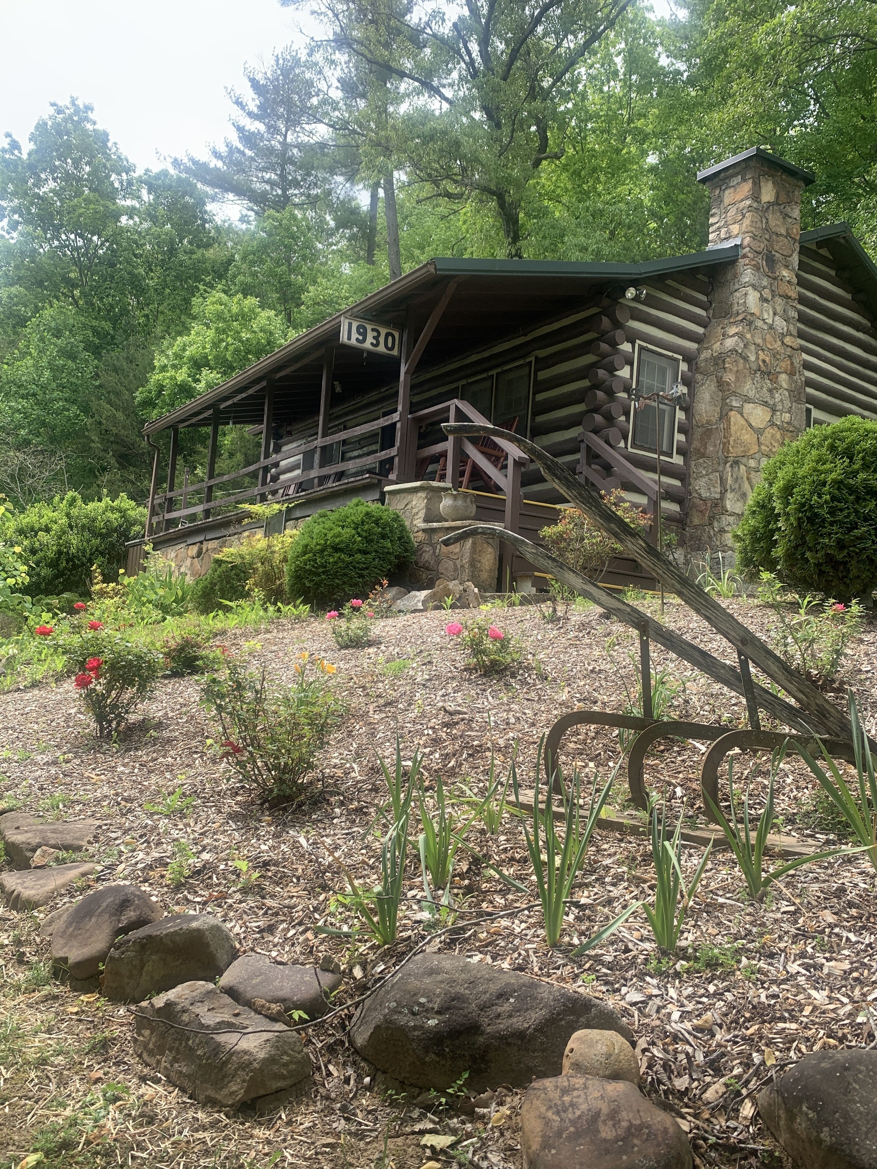 Century old log cabin w/hot tub & game room 5 min from Pigeon Forge
