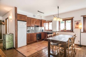 Een koelkast, een microgolfoven, een oven, een kookplaat