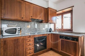 Een koelkast, een microgolfoven, een oven, een kookplaat