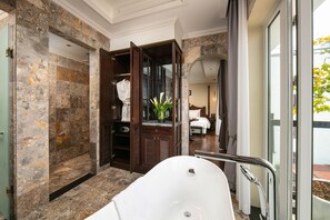 Zimmer (La Mejor Suite) | Badezimmer | Hydromassagedusche, Designer-Toilettenartikel, Haartrockner, Bademäntel