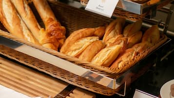 Variedad de panes y pasteles en cestas de mimbre.