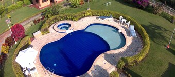 Tourist property with swimming pool, green areas. Near the coffee park